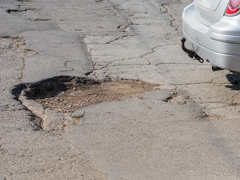 Rupa na putu i ostecen automobil