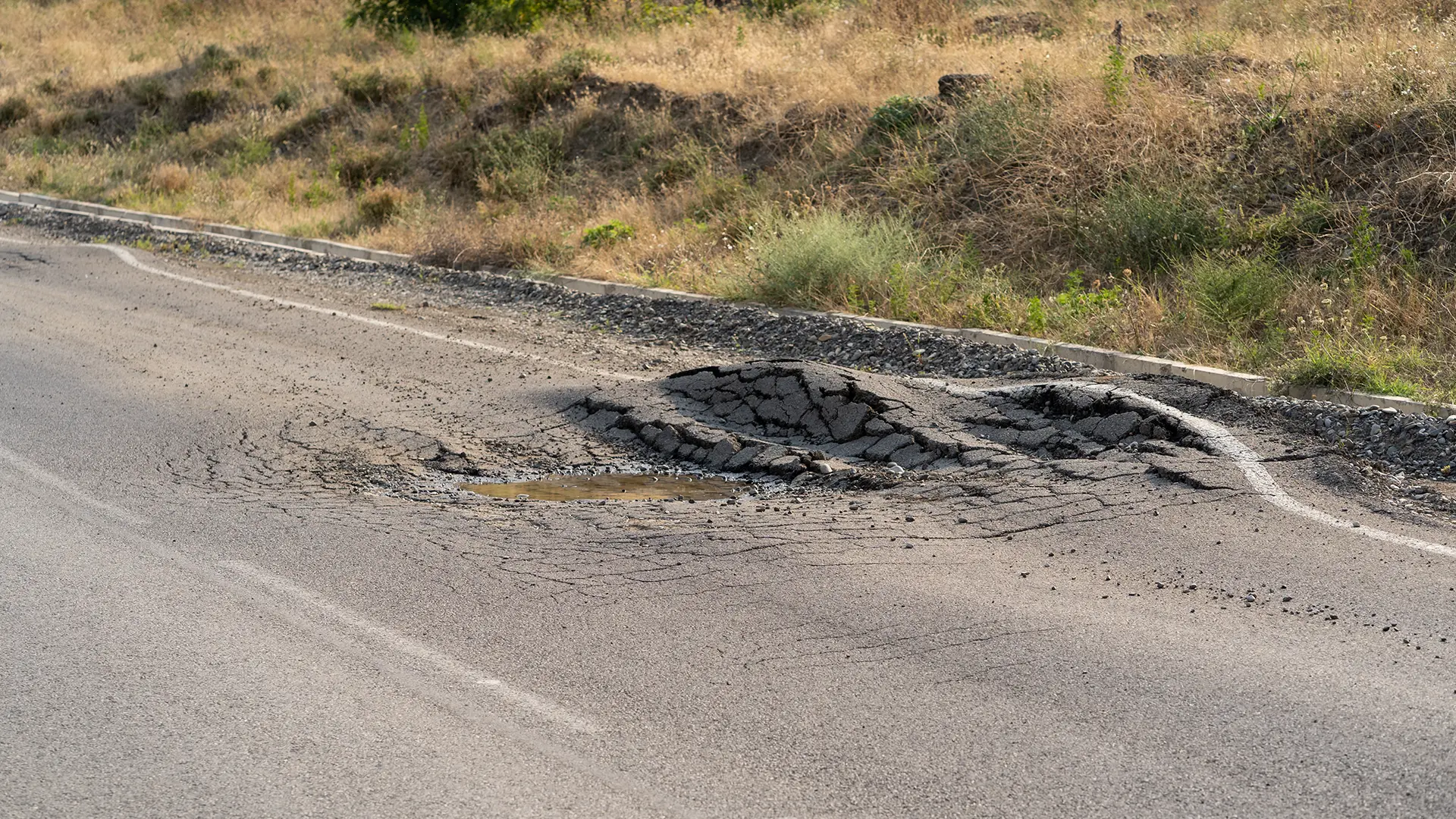Rupa na putu uslikana iz vise uglova radi naknade stete