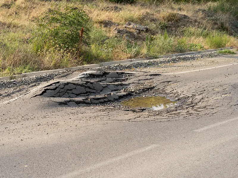 Udarna rupa na putu zbog koje mogu nastati ostecenja na automobilu