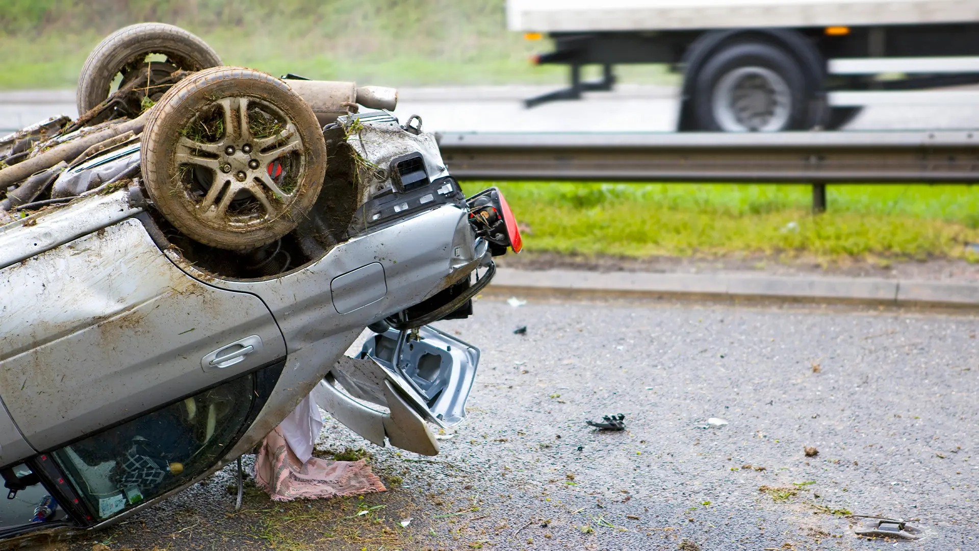 Prevrnut automobil u saobracajnoj nezgodi
